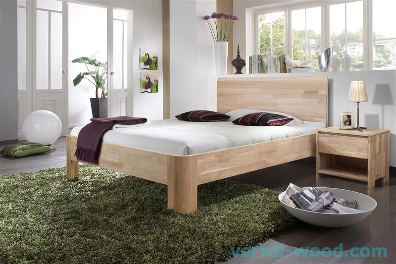 дървено легло в спалнята
