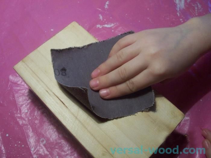 Шлифование наждачной бумагой. Шлифовка дерева наждачкой. Шлифование дерева. Шлифование наждачной бумагой. 3м брусок для наждачки.