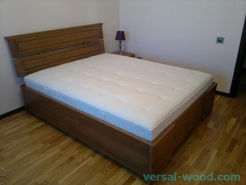 Visok drveni krevet