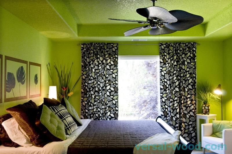 Barvite zavese v spalnici z zelenim stropom
