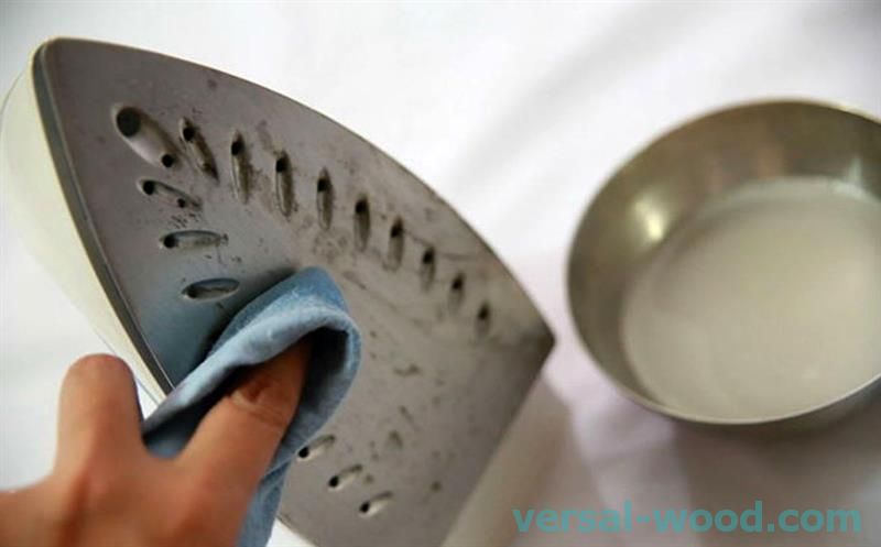 Тефлонову підошву можна почистити мікрофіброю, змоченою в оцтовому розчині