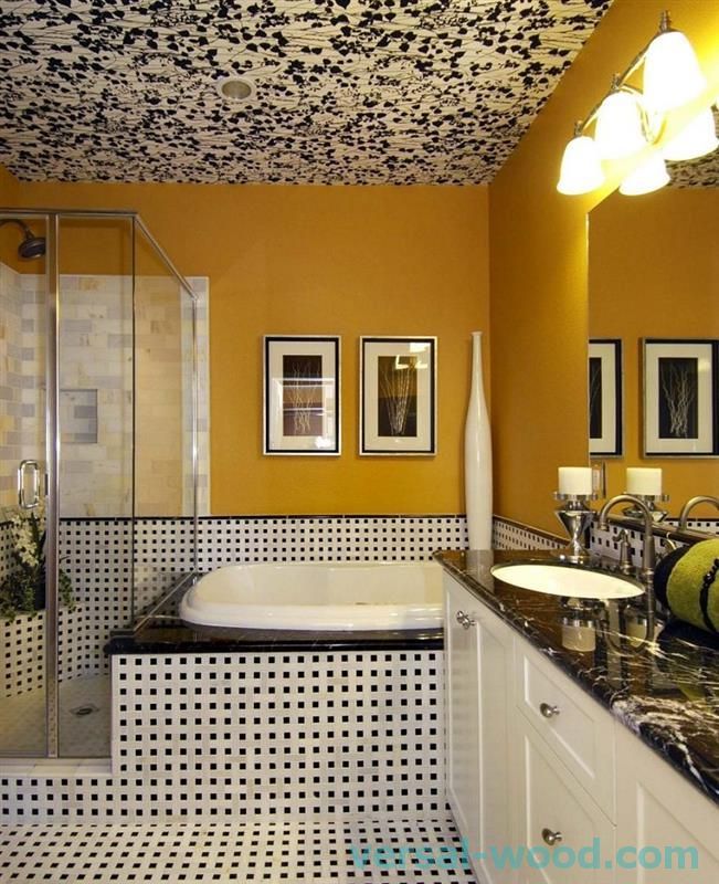 Rastegnuti strop s cvjetnim printom u unutrašnjosti kupaonice