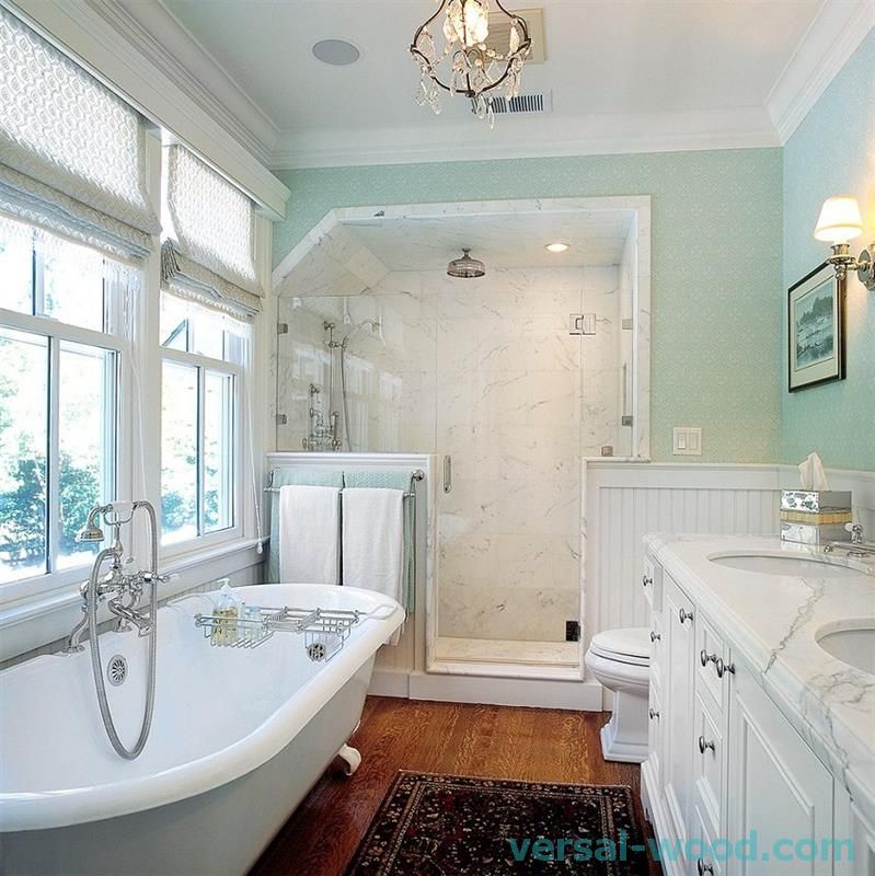 Strop s glatkom bijelom površinom ostaje nepromijenjen klasik u dizajnu kupaonice