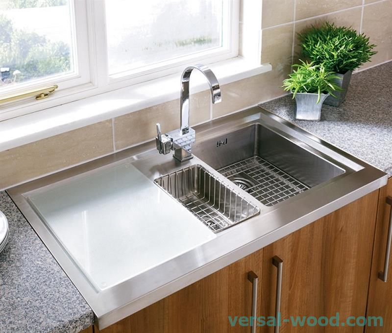 Kuhinjski sudoper može biti opremljen raznim dodatnim dodacima.