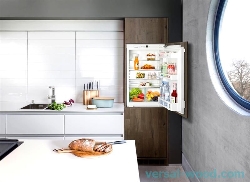 Для створення красивого інтер'єру кухні існує універсальне рішення - це встановити холодильник в шафу