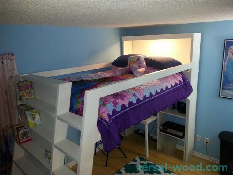 У цьому ліжку зроблено широке спальне місце нагорі, а полки знаходяться під ним