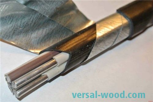 Aluminijasti ali bakreni oklepni kabel je položen do globine 80 cm