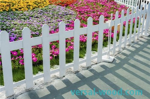 Dekorativní plastový plot dodá vaší květinové zahradě zvláštní kouzlo