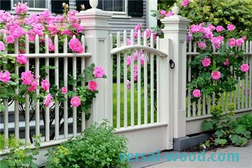 Бяла ограда с пролуки изглежда много изгодно в комбинация с цветна градина