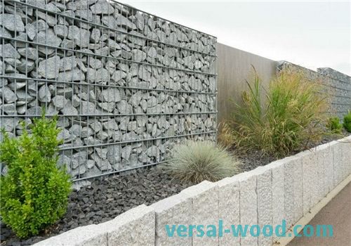 Foto ukázka moderního designu plotu s použitím přírodního kamene a kovu