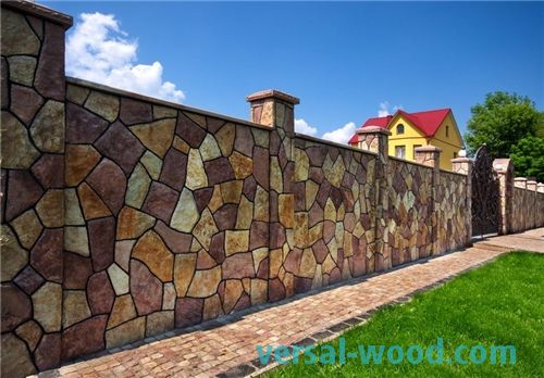 Интересен пример за довършване на бетонна ограда под естествен камък